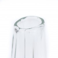 Szklany wazon z grawerowanym żurawiem.